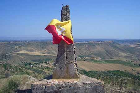 Il cippo di Monte San Mauro in ricordo della battaglia dell’Evis