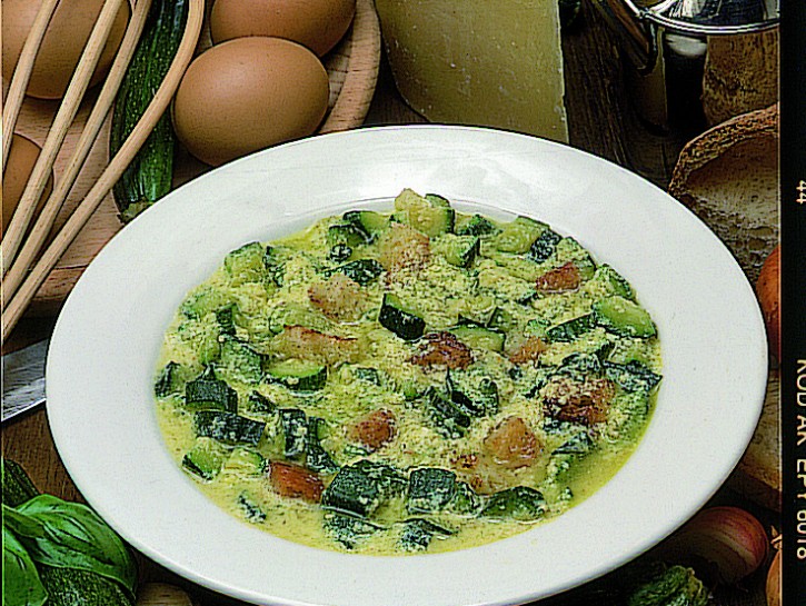 La ricetta del giorno, la minestra zucchine, cacio e uova - IlSudOnLine