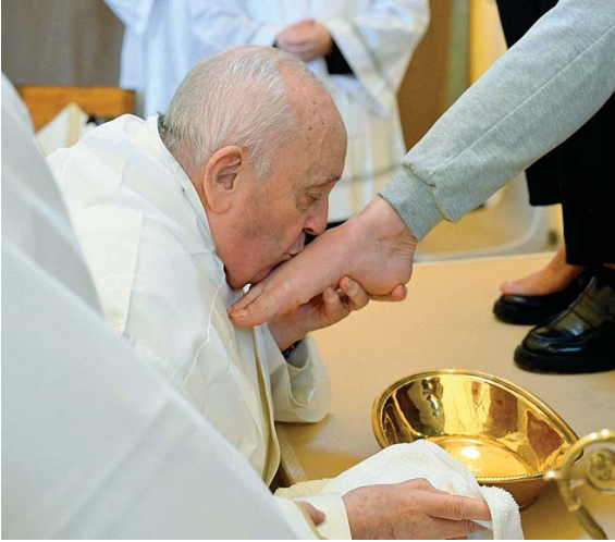 Papa Francesco ieri nel penitenziario di Rebibbia per il rito della lavanda dei i